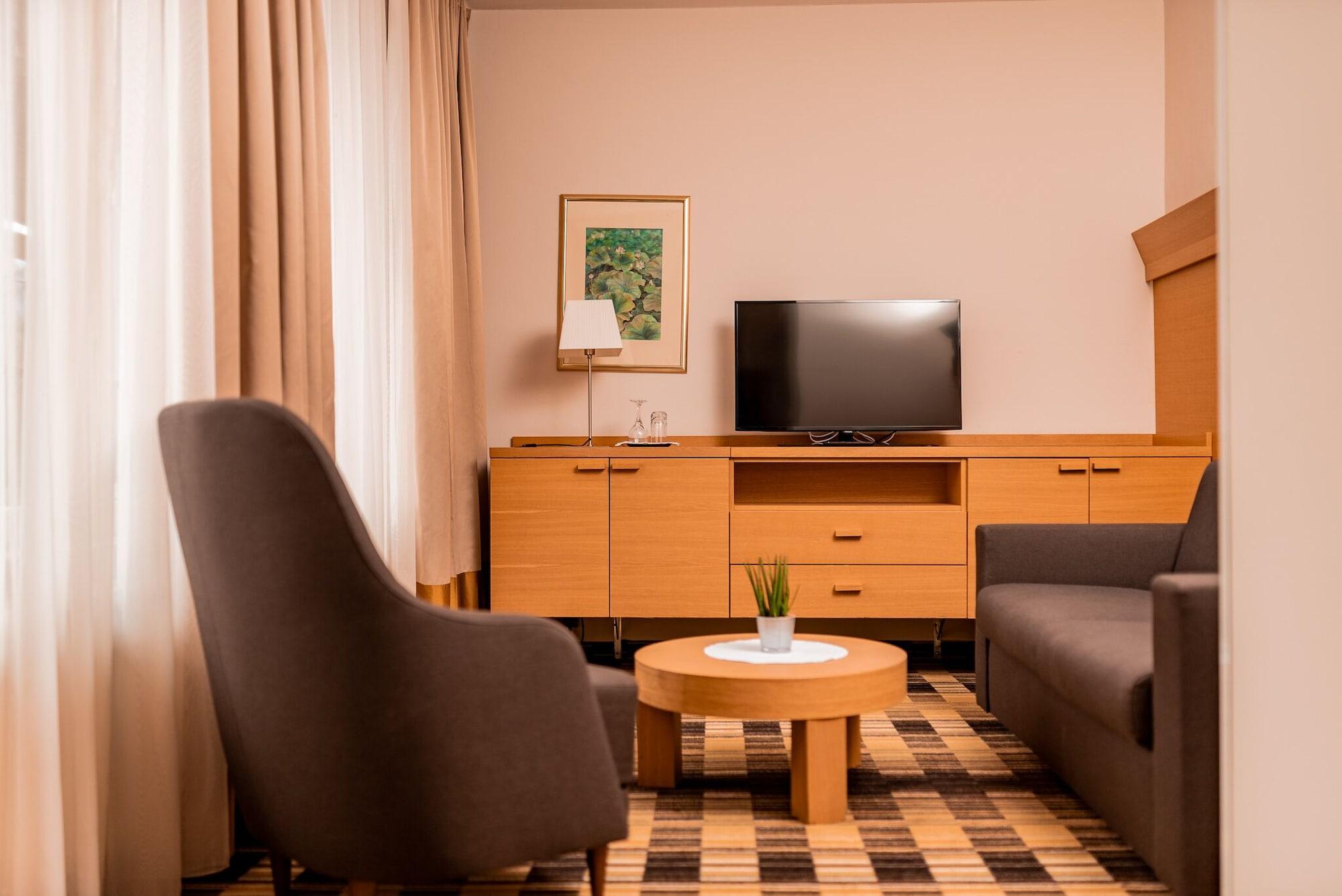 Hotel Smarjeta - Terme Krka シュマリェシュケ・トプリツェ エクステリア 写真