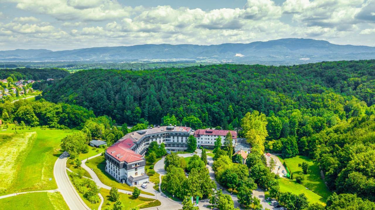 Hotel Smarjeta - Terme Krka シュマリェシュケ・トプリツェ エクステリア 写真